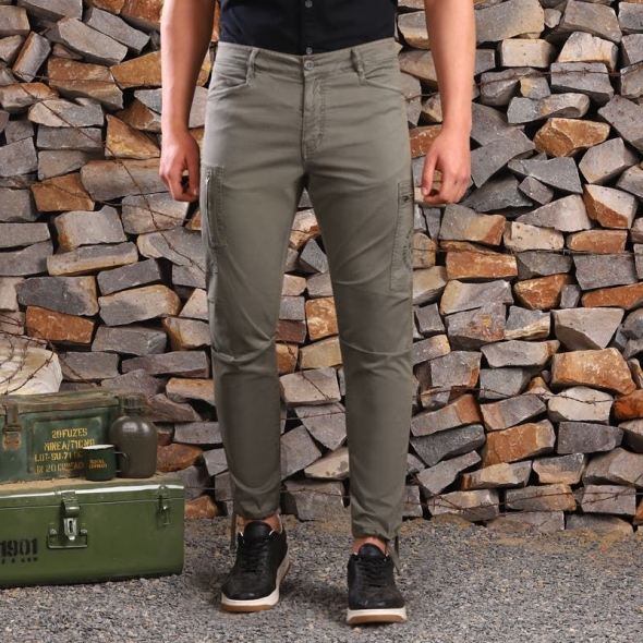 Genuine Apparel ROYAL ENFIELD Airborne Jogger - Olive | re_RLATRS231340 | euronetbike-net