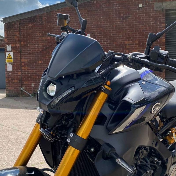 Pyramid Plastics Pyramid Fly Screen | Carbon Look | Yamaha MT-09 2021>2023 | 22160X | pyr_22160X | euronetbike-net