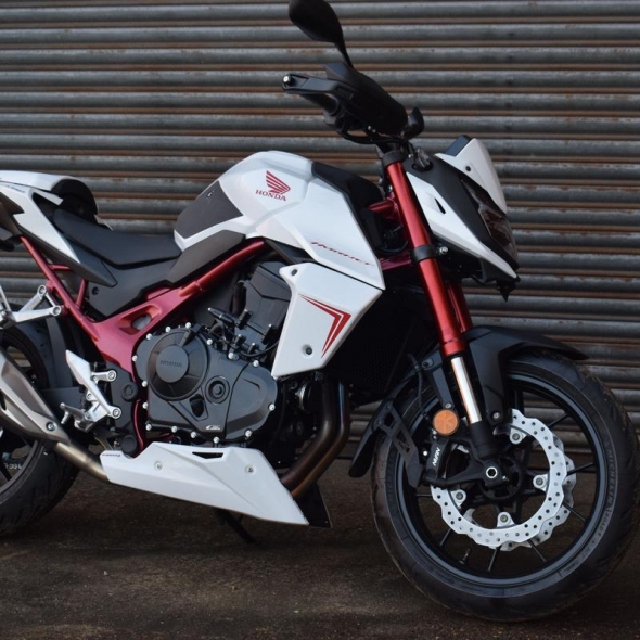 Pyramid Plastics Pyramid Radiator Cheeks | Pearl Glare White | Honda CB 750 Hornet 2022>2024 | 21055C | pyr_21055C | euronetbike-net